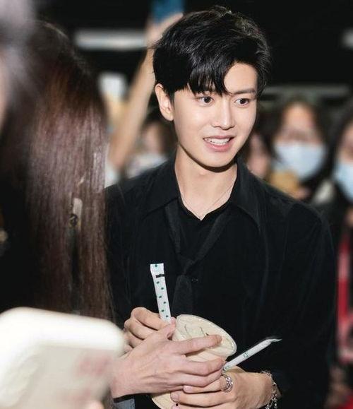 圈内爆料任嘉伦,神秘女友身份引热议